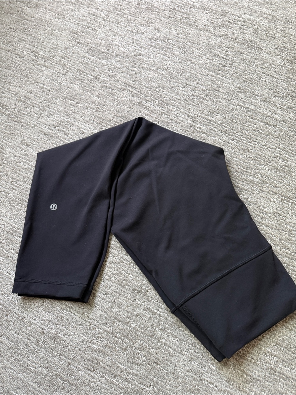 Lululemon cropped leggings. Great condition. No pilling. Soft & flattering.